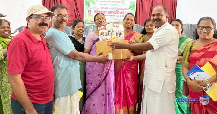 പൂമംഗലം പഞ്ചായത്തില്‍ അങ്കണവാടികളിലേക്ക് അടുക്കള ഉപകരണങ്ങളുടെ വിതരണം എന്ന പദ്ധതിയുടെ ഉദ്ഘാടനം പഞ്ചായത്ത് പ്രസിഡന്റ് കെ.എസ്. തമ്പി ഒന്നാം വാര്‍ഡ് അങ്കണവാടി ടീച്ചര്‍ക്ക് കൈമാറികൊണ്ട് നിര്‍വഹിക്കുന്നു.