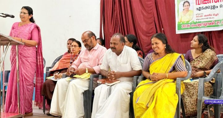 പൂമംഗലം പഞ്ചായത്തില്‍ പദ്ധതിരൂപീകരണവുമായി ബന്ധപ്പെട്ട വികസന സെമിനാര്‍ എടക്കുളം ചെമ്പഴന്തി ഹാളില്‍ ജില്ലാ പഞ്ചായത്തംഗം സി.ബി. ഷക്കീല ടീച്ചര്‍ ഉദ്ഘാടനം ചെയ്യുന്നു.