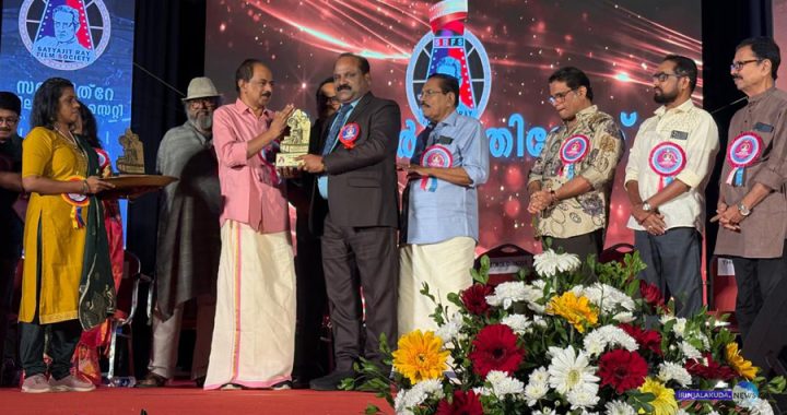 മികച്ച ചിത്രത്തിന്റെ നിര്‍മ്മാതാവായും മികച്ച നവാഗത സംവിധായകനായും സത്യജിത്റായ് ഗോള്‍ഡന്‍ ആര്‍ക്ക് പുരസ്‌കാരം ഷാജു വാലപ്പന്‍ ഏറ്റുവാങ്ങുന്നു.