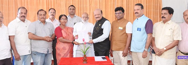 മാപ്രാണം ഹോളി ക്രോസ് ഹൈസ്‌കൂളിലെ മുഴുവന്‍ വിദ്യാര്‍ഥികള്‍ക്കും ഇന്‍ഷുറന്‍സ് സുരക്ഷ നല്‍കുന്ന പദ്ധതിയുടെ രേഖകള്‍ റോട്ടറി ഡിസ്ട്രിക്ട് ഗവര്‍ണര്‍ ഡോ. ജി.എന്‍. രമേഷും റോട്ടറി സെന്‍ട്രല്‍ ക്ലബ് പ്രസിഡന്റ് ബിജോയ് വിശ്വനാഥും ചേര്‍ന്ന് സ്‌കൂള്‍ മാനേജര്‍ ഫാ. ജോണി മേനാച്ചേരിക്കും പ്രധാനാധ്യാപിക സി.ജെ. മഞ്ജുവിനും കൈമാറുന്നു.