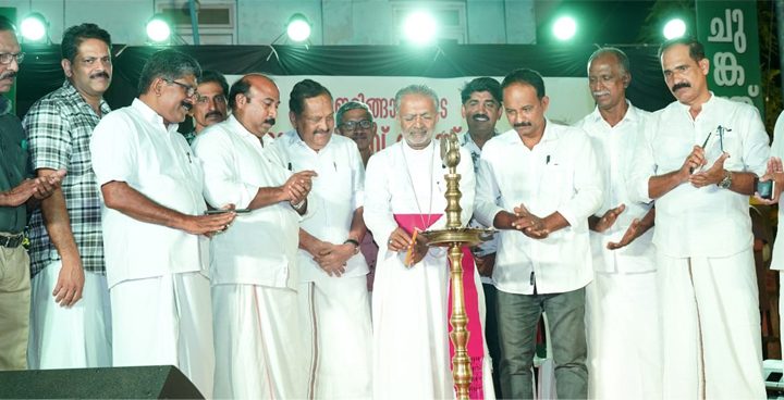 ഇരിങ്ങാലക്കുട ടൗണ്‍ അമ്പ് ഫെസ്റ്റിനോടനുബന്ധിച്ച് മാര്‍ക്കറ്റ് ജംഗ്ഷനില്‍ സംഘടിപ്പിച്ച മത സൗഹാര്‍ദ സദസ് ബിഷപ് മാര്‍ പോളി കണ്ണൂക്കാടന്‍ ഉദ്ഘാടനം ചെയ്യുന്നു. നഗരസഭ ചെയര്‍മാന്‍ എം.പി. ജാക്‌സണ്‍ സമീപം.