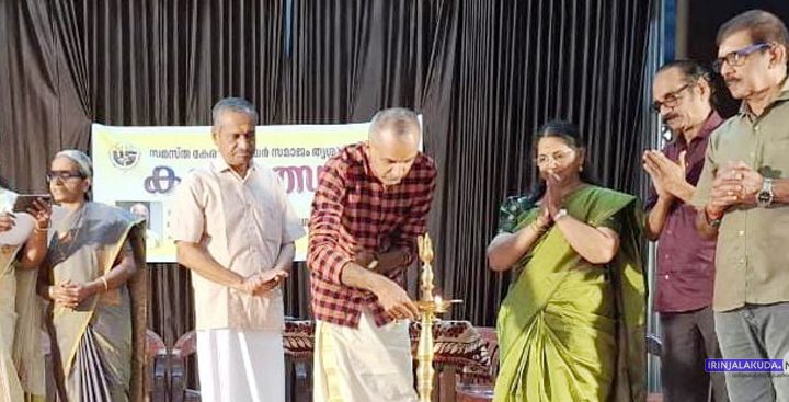 സമസ്ത കേരള വാരിയര്‍ സമാജം ജില്ല കലോത്സവം കഥകളി നടന്‍ ഡോ. കലാമണ്ഡലം അരുണ്‍ വാര്യര്‍ ഉദ്ഘാടനം ചെയ്യുന്നു.