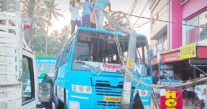 കെഎസ്ഇ കമ്പനിക്കു സമീപം ഇന്നലെ ഉണ്ടായ അപകടത്തില്‍പ്പെട്ട സ്വകാര്യബസ്.