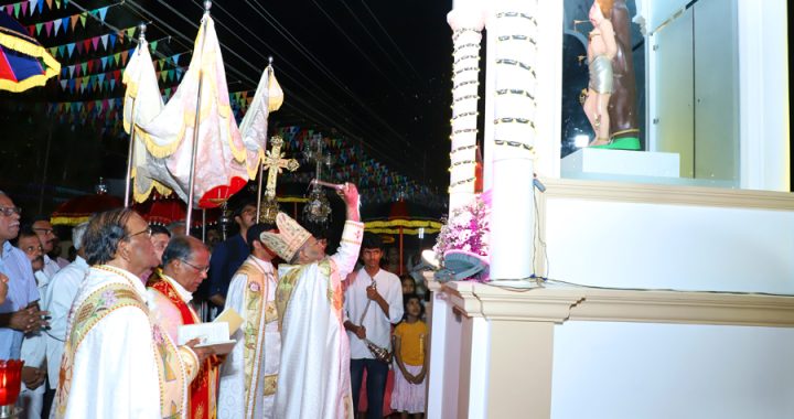 എടക്കുളം സെന്റ് സെബാസ്റ്റ്യന്‍ ഇടവകയില്‍ പുതുതായി പണിതീര്‍ത്ത കപ്പേളകളുടെ വെഞ്ചരിപ്പുകര്‍മം ബിഷപ് മാര്‍ പോളി കണ്ണൂക്കാടന്‍ നിര്‍വഹിക്കുന്നു.