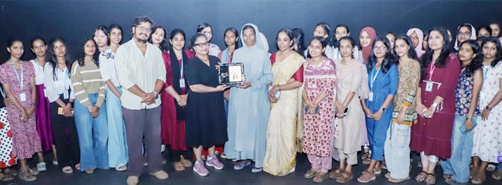 ഏഴാമത് ഇരിങ്ങാലക്കുട അന്താരാഷ്ട്ര ചലച്ചിത്രമേളയുടെ ഭാഗമായി ആവിഷ്‌കരിച്ച ആദി സ്‌നേഹത്തിന്റെ വിരുന്ന് എന്ന സിനിമയുടെ സംവിധായിക ഐ.ജി. മിനിയെ ഇരിങ്ങാലക്കുട സെന്റ് ജോസഫ്‌സ് കോളജ് പ്രിന്‍സിപ്പല്‍ സിസ്റ്റര്‍ ഡോ. ബ്ലെസി ആദരിക്കുന്നു.