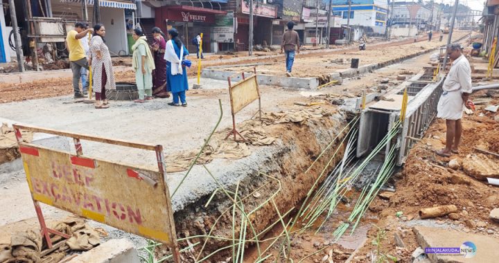 കുടിവെള്ള വിതരണം തടസപ്പെട്ടതില്‍ കൗണ്‍ലസിലര്‍മാര്‍ ഠാണാ ചന്തക്കുന്ന് റോഡ് നിര്‍മാണസ്ഥലത്ത് എത്തി പ്രതിഷേധിക്കുന്നു.