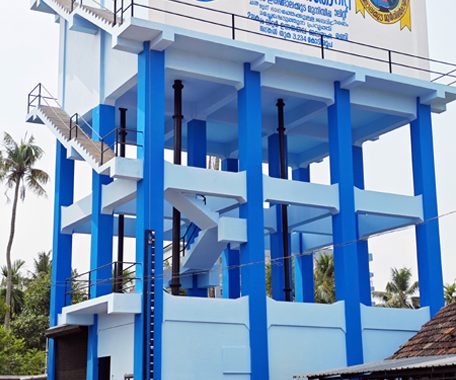 നാലുമാസംമുമ്പ് ഉദ്ഘാടനംചെയ്ത ഇരിങ്ങാലക്കുട മാര്‍ക്കറ്റിലെ ജലസംഭരണി.