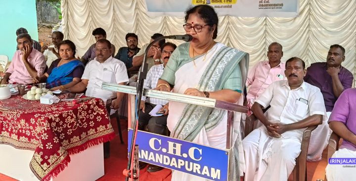 ആനന്ദപുരം ബ്ലോക്ക് കുടുംബാരോഗ്യ കേന്ദ്രത്തില്‍ സംസ്ഥാന സര്‍ക്കാരിന്റെ ആര്‍ദ്രം പദ്ധതിയില്‍ ഉള്‍പ്പെടുത്തി 37.5 ലക്ഷം രൂപ ചിലവഴിച്ച് നിര്‍മ്മിക്കുന്ന പുതിയ ഒപി ബ്ലോക്കിനുള്ള വെയിറ്റിംഗ് ഏരിയയുടെ നിര്‍മ്മാണോദ്ഘടനം ഉന്നത വിദ്യാഭ്യാസ സാമൂഹ്യനീതി വകുപ്പ് മന്ത്രി ഡോ. ആര്‍. ബിന്ദു നിര്‍വഹിക്കുന്നു.