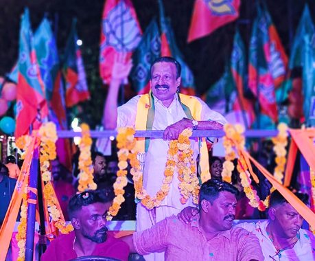 എന്‍ഡിഎ സ്ഥാനാര്‍ഥി സന്തോഷ് ചെറാക്കുളം റോഡ് ഷോ നടത്തുന്നു.