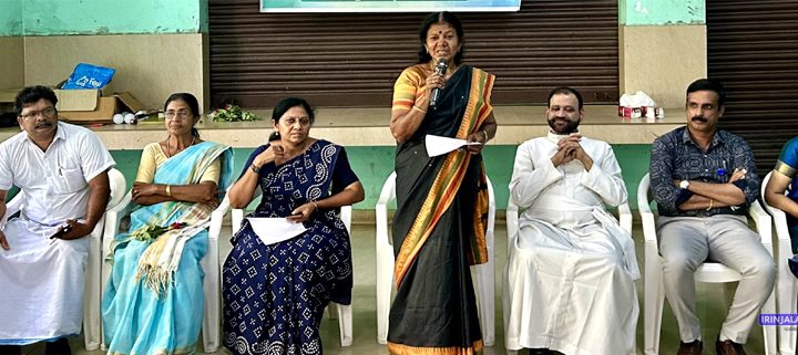 ക്രൈസ്റ്റ് കോളജ് ഓഫ് എന്‍ജിനീയറിംഗ് ഇലക്ട്രോണിക്‌സ് ആന്‍ഡ് കമ്മ്യൂണിക്കേഷന്‍ വിഭാഗത്തിന്റെ നേതൃത്വത്തില്‍ കുടുംബശ്രീ അംഗങ്ങള്‍ക്കായി സംഘടിപ്പിച്ച എല്‍ഇഡി ബള്‍ബ് നിര്‍മ്മാണ പരിശീലന പരിപാടി നഗരസഭ വൈസ്  ചെയര്‍പേഴ്‌സണ്‍ ചിന്ത ധര്‍മരാജന്‍ ഉദ്ഘാടനം ചെയ്യുന്നു.