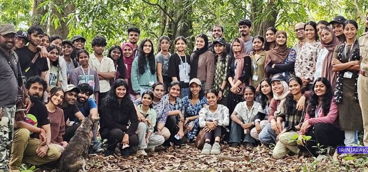 ഇരിങ്ങാലക്കുട ക്രൈസ്റ്റ് കോളജിലെ സൂവോളജി വിഭാഗത്തിലെ വിദ്യാര്‍ഥികളും ബയോഡൈവേഴ്‌സിറ്റി ക്ലബ് അംഗങ്ങളും ചേര്‍ന്ന് സംഘടിച്ച ക്യാമ്പില്‍ പങ്കെടുത്തവര്‍.