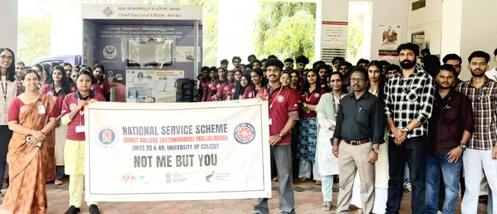 ക്രൈസ്റ്റ് കോളജ് എന്‍എസ്എസ് യൂണിറ്റ്‌സ് 20 ആന്‍ഡ് 49 ന്റെ നേതൃത്വത്തില്‍ കോളജ് അംഗണത്തില്‍ വച്ച് വോട്ട് വണ്ടിക്ക് സ്വീകരണം നല്‍കുന്നു.