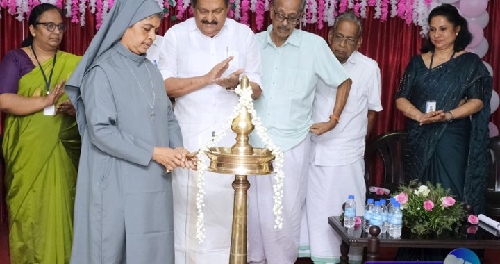 ഇരിങ്ങാലക്കുട സഹകരണ ആശുപത്രിയുടെ 23 ാം ബാച്ച് നഴ്‌സിംഗ് വിദ്യാര്‍ഥിനികളുടെ ദീപം തെളിയിക്കല്‍ ചടങ്ങ് കുഴിക്കാട്ടുശേരി മരിയ തെരേസ സ്‌കൂള്‍ ഓഫ് നഴ്‌സിംഗ് പ്രിന്‍സിപ്പല്‍ സിസ്റ്റര്‍ ആന്‍ ബാസ്റ്റിന്‍ സിഎച്ച്എഫ് ഉദ്ഘാടനം ചെയ്യുന്നു.