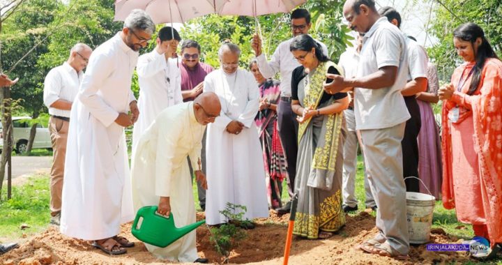തൃശൂര്‍ അതിരൂപതാ പ്രോവിന്‍സിലെ അഞ്ച് രൂപതകളുടെ സംയുക്ത വൈദിക സമിതി സമ്മേളനത്തിന്റെ ഭാഗമായി കൊടകര സഹൃദയ കോളജില്‍ സീറോ മലബാര്‍ സഭ മേജര്‍ ആര്‍ച്ച് ബിഷപ്പ് മാര്‍ റാഫേല്‍ തട്ടില്‍ വൃക്ഷതൈ നടുന്നു. ഇരിങ്ങാലക്കുട രൂപത ബിഷപ്പ് മാര്‍ പോളി കണ്ണൂക്കാടന്‍ സമീപം.