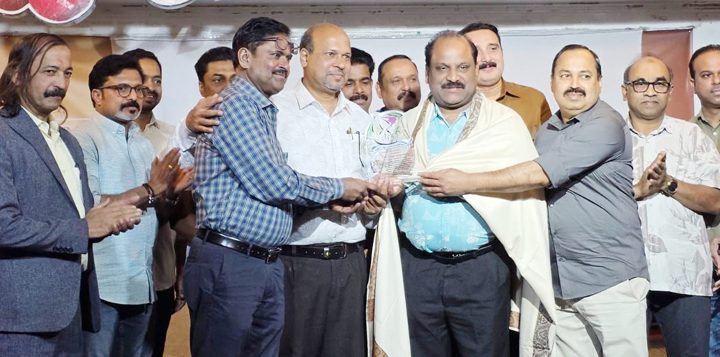 സാംസ്‌കാരിക ലോകത്തെ ശ്രദ്ധേയമായ നേട്ടങ്ങളിലൂടെ പ്രവാസി സമൂഹത്തിന് അഭിമാനമായി മാറിയ പ്രമുഖ വ്യവസായിയും ചലച്ചിത്ര സംവിധായകനുമായ ഷാജു വാലപ്പനെ തൃശൂര്‍ ജില്ലാ പ്രവാസി കൂട്ടായ്മ റിയാദില്‍ വച്ച് ആദരിക്കുന്നു.