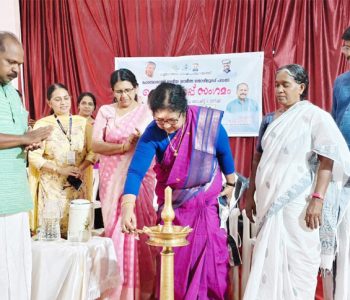 പൂമംഗലം പഞ്ചായത്ത് മഹാത്മാഗാന്ധി ദേശീയ ഗ്രാമീണ തൊഴിലുറപ്പ് പദ്ധതിയുടെ ഭാഗമായി സംഘടിപ്പിച്ച തൊഴിലുറപ്പ് സംഗമം ഉന്നത വിദ്യാഭ്യാസ സാമൂഹികനീതി വകുപ്പ് മന്ത്രി ഡോ. ആര്‍. ബിന്ദു ഉദ്ഘാടനം ചെയ്യുന്നു.