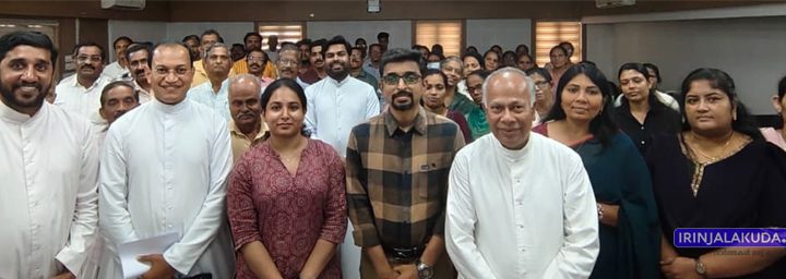 ഹൃദയ പാലിയേറ്റീവ് കെയറിന്റെ നേതൃത്വത്തില്‍ സംഘടിപ്പിച്ച പ്രാഥമിക ചികിത്സ ബോധവല്‍കരണ സെമിനാര്‍ ഹൃദയ പാലിയേറ്റീവ് കെയര്‍ ട്രസ്റ്റ് പ്രസിഡന്റ് മോണ്‍. ജോസ് മാളിയേക്കല്‍ ഉദ്ഘാടനം ചെയ്യുന്നു.