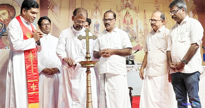 ഇരിങ്ങാലക്കുട സെന്റ് തോമസ് കത്തീഡ്രലിലെ ബൈബിള്‍ കണ്‍വെന്‍ഷന്‍ വികാരി റവ. ഡോ. ലാസര്‍ കുറ്റിക്കാടന്‍ ഉദ്ഘാടനം ചെയ്യുന്നു. പോട്ട ധ്യാന കേന്ദ്രം ഡയറക്ടര്‍ ഫാ. ഫ്രാന്‍സീസ് കര്‍ത്താനം വി.സി സമീപം. 28 വരെ ദിവസവും വൈകീട്ട് അഞ്ചു മുതല്‍ ഒമ്പത് വരെയാണ് കണ്‍വെന്‍ഷന്‍.