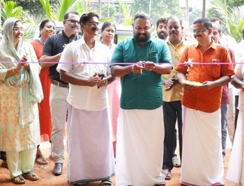 കാട്ടൂര്‍ സര്‍വീസ് സഹകരണ ബാങ്ക് പുതുതായി പണിത പാര്‍ക്കിംഗ് ഏരിയ ബാങ്ക് പ്രസിഡന്റ് ജോമോന്‍ വലിയവീട്ടില്‍ ഉദ്ഘാടനം ചെയ്യുന്നു.