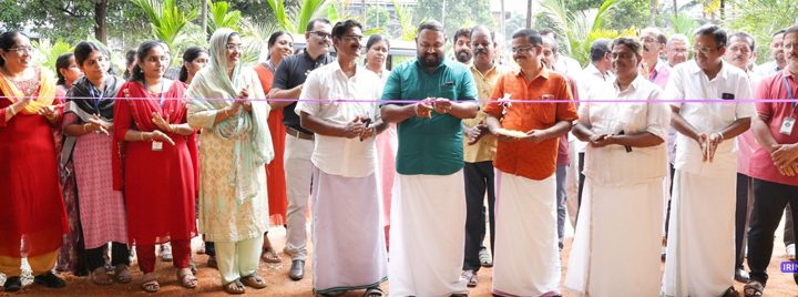 കാട്ടൂര്‍ സര്‍വീസ് സഹകരണ ബാങ്ക് പുതുതായി പണിത പാര്‍ക്കിംഗ് ഏരിയ ബാങ്ക് പ്രസിഡന്റ് ജോമോന്‍ വലിയവീട്ടില്‍ ഉദ്ഘാടനം ചെയ്യുന്നു.