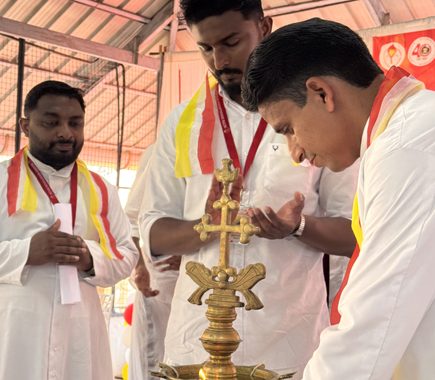 ഇരിങ്ങാലക്കുട രൂപത കെസിവൈഎം  ഭാരവാഹികളുടെ സത്യപ്രതിജ്ഞ ചടങ്ങ് ദയാനഗര്‍ ഇടവക വികാരി ഫാ. ജോബി വട്ടക്കുന്നേല്‍ ഉദ്ഘാടനം ചെയ്യുന്നു.