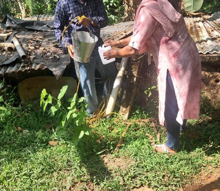 കാട്ടൂര്‍ മിനി എസ്‌റ്റേറ്റിനു സമീപത്തെ കിണറുകളില്‍ രാസമാലിന്യത്തിന്റെ സാന്നിധ്യം കണ്ടെത്തിയതിനെ തുടര്‍ന്ന് കിണറുകളിലെ വെള്ളം പരിശോധനക്ക് ശേഖരിക്കുന്നു.