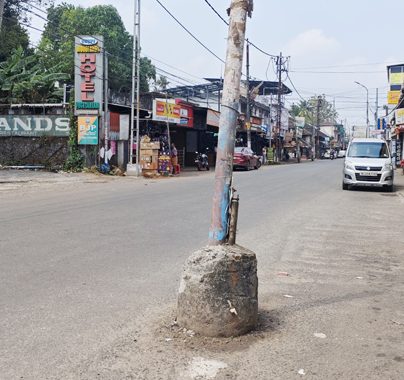 ഇരിങ്ങാലക്കു ബസ് സ്റ്റാന്‍ഡ് കൂടല്‍മാണിക്യം റോഡില്‍ അപകടാവസ്ഥയില്‍ റോഡിലേക്ക് തള്ളിനില്‍ക്കുന്ന അപകടാവസ്ഥയിലായ വിളക്കുകാല്‍.