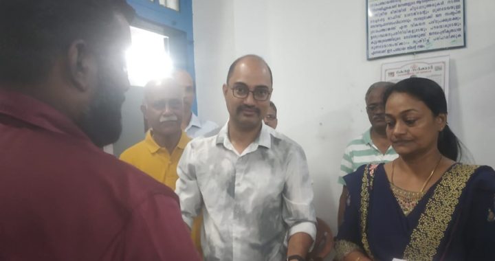 കാട്ടൂര്‍ കുടിവെള്ള സംരക്ഷണസമിതിയുടെ നേതൃത്വത്തില്‍ പരിസരവാസികൾ ഒപ്പിട്ട ഹര്‍ജി കാട്ടൂര്‍ പഞ്ചായത്തു സെക്രട്ടറിക്കു സമര്‍പ്പിക്കുന്നു.