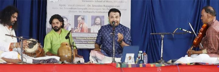 ഇരിങ്ങാലക്കുട വരവീണ സ്‌കൂള്‍ ഓഫ് മ്യൂസിക്കിന്‍റെ നേതൃത്വത്തില്‍നടന്നലയാനുഭവത്തില്‍ ഡോ. ശ്രീദേവ് രാജഗോപാലന്‍ സംഗീതക്കച്ചേരി അവതരിപ്പിക്കുന്നു.