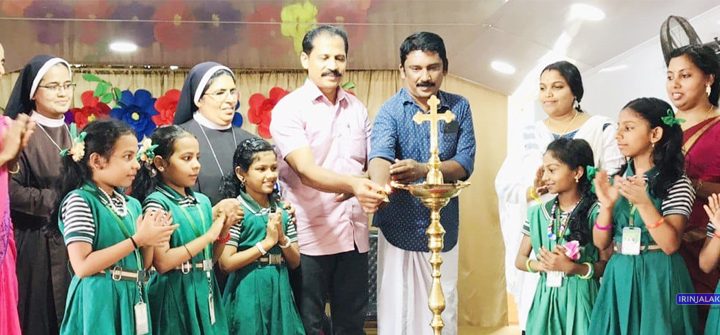 ഇരിങ്ങാലക്കുട ലിറ്റില്‍ ഫ്‌ളവര്‍ എല്‍പി സ്‌കൂളില്‍ സംഘടിപ്പിച്ച പഠനോത്സവം കെസിവൈഎം മുന്‍ സംസ്ഥാന പ്രസിഡന്റും പിടിഎ പ്രസിഡന്റുമായ തോംസണ്‍ ചിരിയങ്കണ്ടത്ത് ഉദ്ഘാടനം ചെയ്യുന്നു.