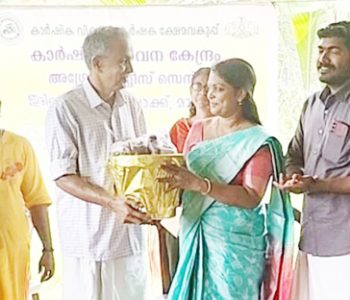 മുരിയാട് പഞ്ചായത്ത് കുംഭ വിത്ത് മേള പഞ്ചായത്ത് വൈസ് പ്രസിഡന്റ് സുമിത ഉദ്ഘാടനം ചെയ്യുന്നു.