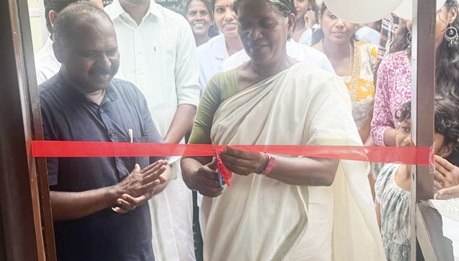 പൂമംഗലം പഞ്ചായത്ത് പൂമംഗലം ഫാമിലി ഹെല്‍ത്ത് സെന്ററില്‍ ആരംഭിച്ച പുതിയ കഫറ്റീരിയയുടെ ഉദ്ഘാടനം വെള്ളാങ്കല്ലൂര്‍ ബ്ലോക്ക് പഞ്ചായത്ത് പ്രസിഡന്റ് വത്സല ബാബു നിര്‍വഹിക്കുന്നു.