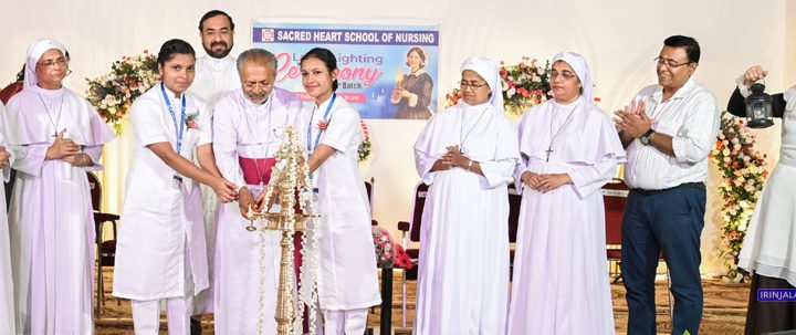 പുല്ലൂര്‍ സേക്രഡ് ഹാര്‍ട്ട് മിഷന്‍ ഹോസ്പിറ്റല്‍ നഴ്‌സിംഗ് സ്‌കൂളില്‍ 46 ാമത് ബാച്ച് നഴ്‌സിംഗ് വിദ്യാര്‍ഥികളുടെ ദീപം തെളിയിക്കല്‍ ചടങ്ങിന്റെ ഉദ്ഘാടനകര്‍മം ബിഷപ് മാര്‍ പോളി കണ്ണൂക്കാടന്‍ നിര്‍വഹിക്കുന്നു.