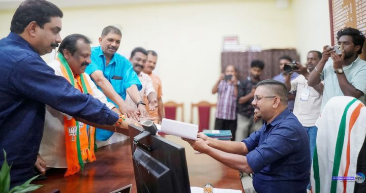 ബിജെപി സ്ഥാനാര്‍ഥി സന്തോഷ് ചെറാക്കുളം നാമനിര്‍ദേശ പത്രിക സമര്‍പ്പിക്കുന്നു. ബിജെപി സൗത്ത് ജില്ലാ പ്രസിഡന്റ് എ.ആര്‍. ശ്രീകുമാര്‍, നിയോജക മണ്ഡലം ഇന്‍ചാര്‍ജ് കൃപേഷ് ചെമ്മണ്ട, ബിഡിജെഎസ് മണ്ഡലം പ്രസിഡന്റ് ജയചന്ദ്രന്‍ തുടങ്ങിയവര്‍ സമീപം.