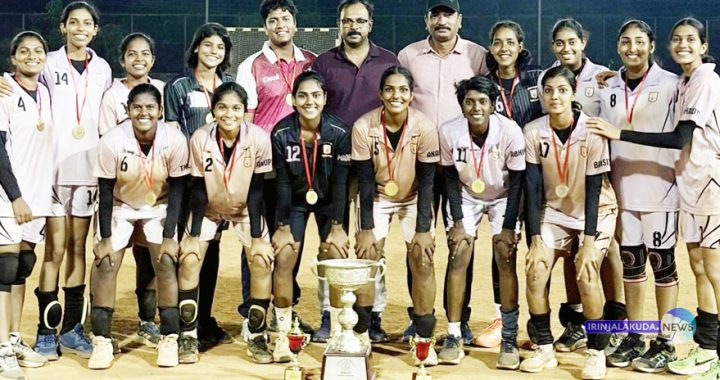 കാലിക്കട്ട് യൂണിവേഴ്‌സിറ്റി ഇന്റര്‍ സോണ്‍ ഹാന്‍ഡ്‌ബോള്‍ വനിതാ ചാമ്പ്യന്‍ഷിപ്പില്‍ ജേതാക്കളായ സെന്റ് ജോസഫ്‌സ് കോളജ് ഇരിങ്ങാലക്കുട ടീം.