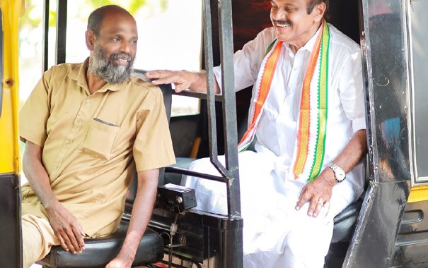 ഓ​ട്ടോ​യി​ൽ വോ​ട്ട് അ​ഭ്യ​ർ​ഥി​ക്കു​ന്ന യു​ഡി​എ​ഫ് സ്ഥാ​നാ​ർ​ഥി തോ​മ​സ് ഉ​ണ്ണി​യാ​ട​ൻ.