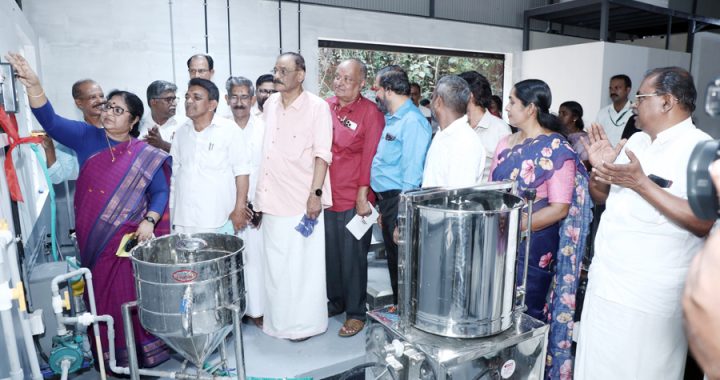 വാന്‍ഗാര്‍ഡ് ഇരിങ്ങാലക്കുട ഫാര്‍മേഴ്സ് പ്രൊഡ്യൂസര്‍ കമ്പനിയുടെ ഇഡലി ദോശ മാവ് ഉത്പാദക യൂണിറ്റ് ഉന്നത വിദ്യാഭ്യാസ സാമൂഹ്യനീതി വകുപ്പ് മന്ത്രി ഡോ. ആര്‍. ബിന്ദു ഉദ്ഘാടനം ചെയ്യുന്നു.