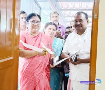 പുല്ലൂര്‍ ഗ്രാമീണ വായനശാല ഹാളിന്റെ ഉദ്ഘാടനം മന്ത്രി ആര്‍. ബിന്ദു നിര്‍വഹിക്കുന്നു.