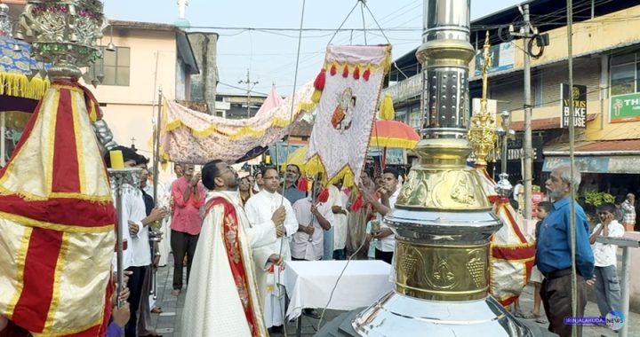 വെള്ളാങ്കല്ലൂര്‍ സെന്റ് ജോസഫ് ഇടവകയില്‍ വിശുദ്ധ യൗസേപ്പിതാവിന്റെ ഊട്ടു തിരുനാളിന് കല്ലേറ്റുംകര പാക്‌സ് ഡയറക്ടര്‍ ഫാ. ഫ്രീജോ പാറക്കല്‍ കൊടിയേറ്റുന്നു. വികാരി ഫാ. ഷെറന്‍സ് എളംതുരുത്തി സമീപം.