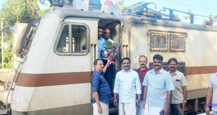 ഇരിങ്ങാലക്കുട റെയില്‍വേ സ്റ്റേഷനില്‍ പുതിയതായി സ്റ്റോപ്പ് അനുവദിച്ച വിശാഖപട്ടണം കൊല്ലം എക്‌സ്പ്രസിന് പാസഞ്ചേഴ്‌സ് അസോസിയേഷന്റെ നേതൃത്വത്തില്‍ സ്വീകരണം നല്‍കുന്നു.