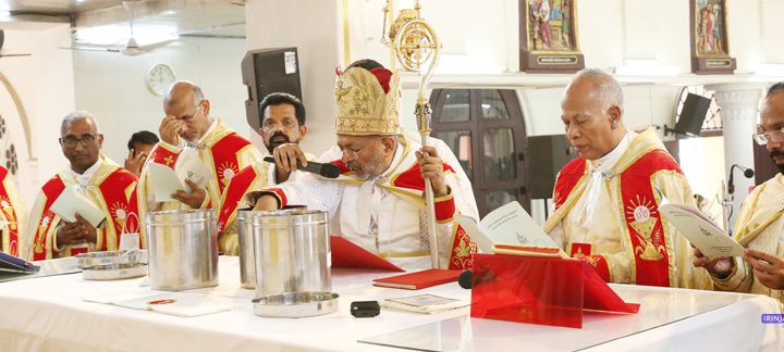 ഇരിങ്ങാലക്കുട സെന്റ് തോമസ് കത്തീഡ്രലില്‍ ബിഷപ്പ് മാര്‍ പോളി കണ്ണൂക്കാടന്റെ മുഖ്യ കാര്‍മികത്വത്തില്‍ നടന്ന സൈത്ത് വെഞ്ചിരിപ്പ്. വികാരി ജനറാള്‍മാരായ മോണ്‍. ജോസ് മാളിയേക്കല്‍, മോണ്‍. വില്‍സണ്‍ ഈരത്തറ, മോണ്‍. ആന്റോ ആലപ്പാടന്‍ തുടങ്ങിയവര്‍ സമീപം