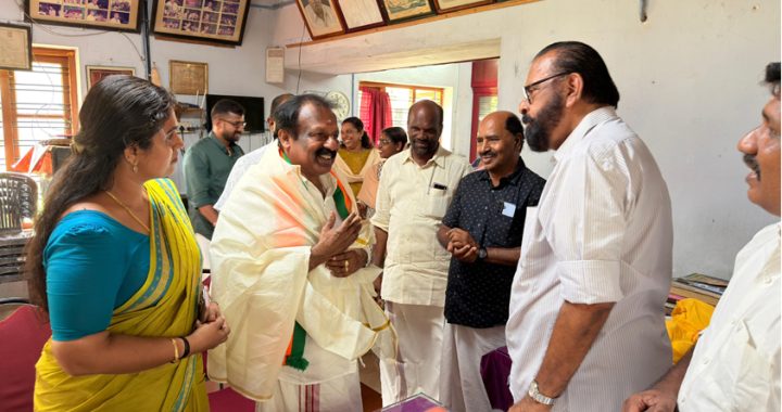 എന്‍ഡിഎ സ്ഥാനാര്‍ഥി സന്തോഷ് ചെറാക്കുളം ഇരിഞ്ഞാലക്കുട എന്‍.എസ്.എസ്. താലൂക്ക് യൂണിയന്‍ ഓഫീസ് സന്ദര്‍ശിച്ച് വോട്ടഭ്യര്‍ഥിക്കുന്നു.