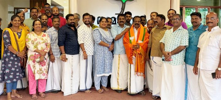 ഇരിങ്ങാലക്കുട നിയോജകമണ്ഡലം എന്‍ഡിഎ സ്ഥാനാര്‍ഥി സന്തോഷ് ചെറാക്കുളത്തിന് ബിജെപി ജില്ലാ ഓഫീസില്‍ നല്‍കിയ സ്വീകരണം.