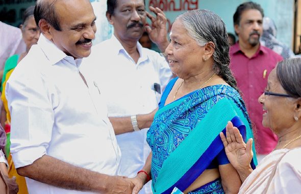 യുഡിഎഫ് സ്ഥാനാര്‍ഥി അഡ്വ. തോമസ് ഉണ്ണിയാടന്‍ കാട്ടൂരില്‍ പര്യനത്തിനിടെ വോട്ടഭ്യര്‍ഥിക്കുന്നു.