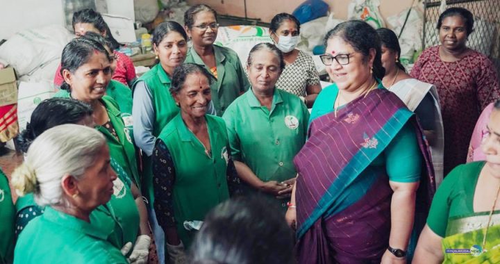 എല്‍ഡിഎഫ് സ്ഥാനാര്‍ഥി ആര്‍. ബിന്ദു മുരിയാട് പഞ്ചായത്തിലെ ഹരിതകര്‍മസേനാഗങ്ങളോട് വോട്ടഭ്യര്‍ഥിക്കുന്നു.