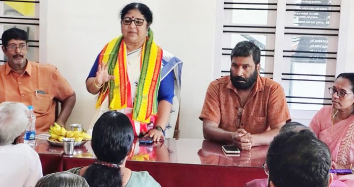 മുകുന്ദപുരം താലൂക്ക് എസ്എന്‍ഡിപി ഓഫീസിലെത്തി ആര്‍. ബിന്ദു വോട്ടഭ്യര്‍ഥിക്കുന്നു.