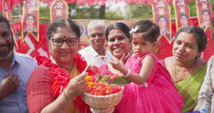 എല്‍ഡിഎപ് സ്ഥാനാര്‍ഥി ഡോ. ആര്‍ ബിന്ദു മുരിയാട് പഞ്ചായത്തില്‍ നടത്തിയ പര്യടനത്തിടെ സ്വീകരണം ഏറ്റുവാങ്ങുന്നു.