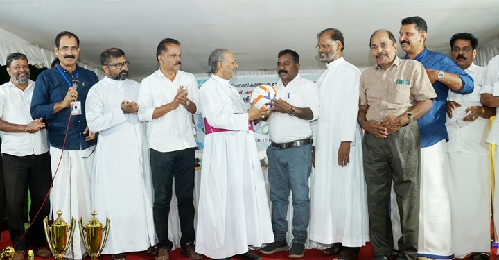 സെന്റ് തോമസ് കത്തിഡ്രല്‍ അഖില കേരള കത്തോലിക്ക കോണ്‍ഗ്രസ് എകെസിസിയുടെ നേതൃത്വത്തില്‍ നടത്തുന്ന അഖില കേരള സെവന്‍സ് ഫുട്‌ബോള്‍ ടൂര്‍ണമെന്റ് ഇരിങ്ങാലക്കുട രൂപത ബിഷപ്പ് മാര്‍ പോളി. കണ്ണൂക്കാടന്‍ ജനറല്‍ കണ്‍വീനര്‍ രഞ്ചി അക്കരക്കാരന് ഫുട്‌ബോള്‍ നല്‍കികൊണ്ട് ഉദ്ഘാടനം ചെയ്യുന്നു.