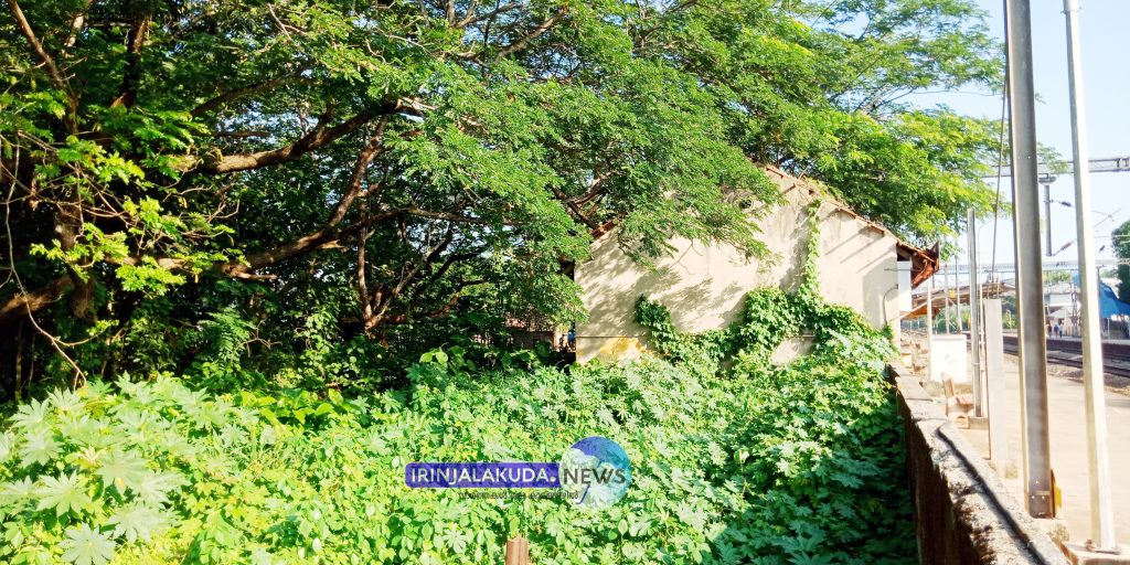 ഇരിങ്ങാലക്കുട റെയില്‍വേ സ്റ്റേഷന്‍ പ്ലാറ്റ്‌ഫോമിനരികിലെ മേല്‍ക്കൂര തകര്‍ന്ന് ഇടിഞ്ഞുവീഴാറായ പഴയ കെട്ടിടം.