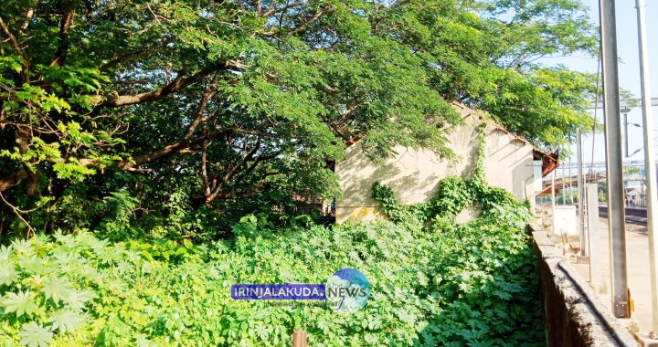 ഇരിങ്ങാലക്കുട റെയില്‍വേ സ്റ്റേഷന്‍ പ്ലാറ്റ്‌ഫോമിനരികിലെ മേല്‍ക്കൂര തകര്‍ന്ന് ഇടിഞ്ഞുവീഴാറായ പഴയ കെട്ടിടം.